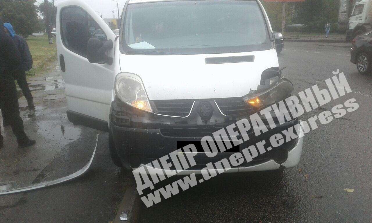 В Днепре на улице Космическая сегодня, 30 сентября, грузовой автомобиля Renault снес бампер микроавтобусу Renault. Появилось видео момента ДТП. Новости Днепра