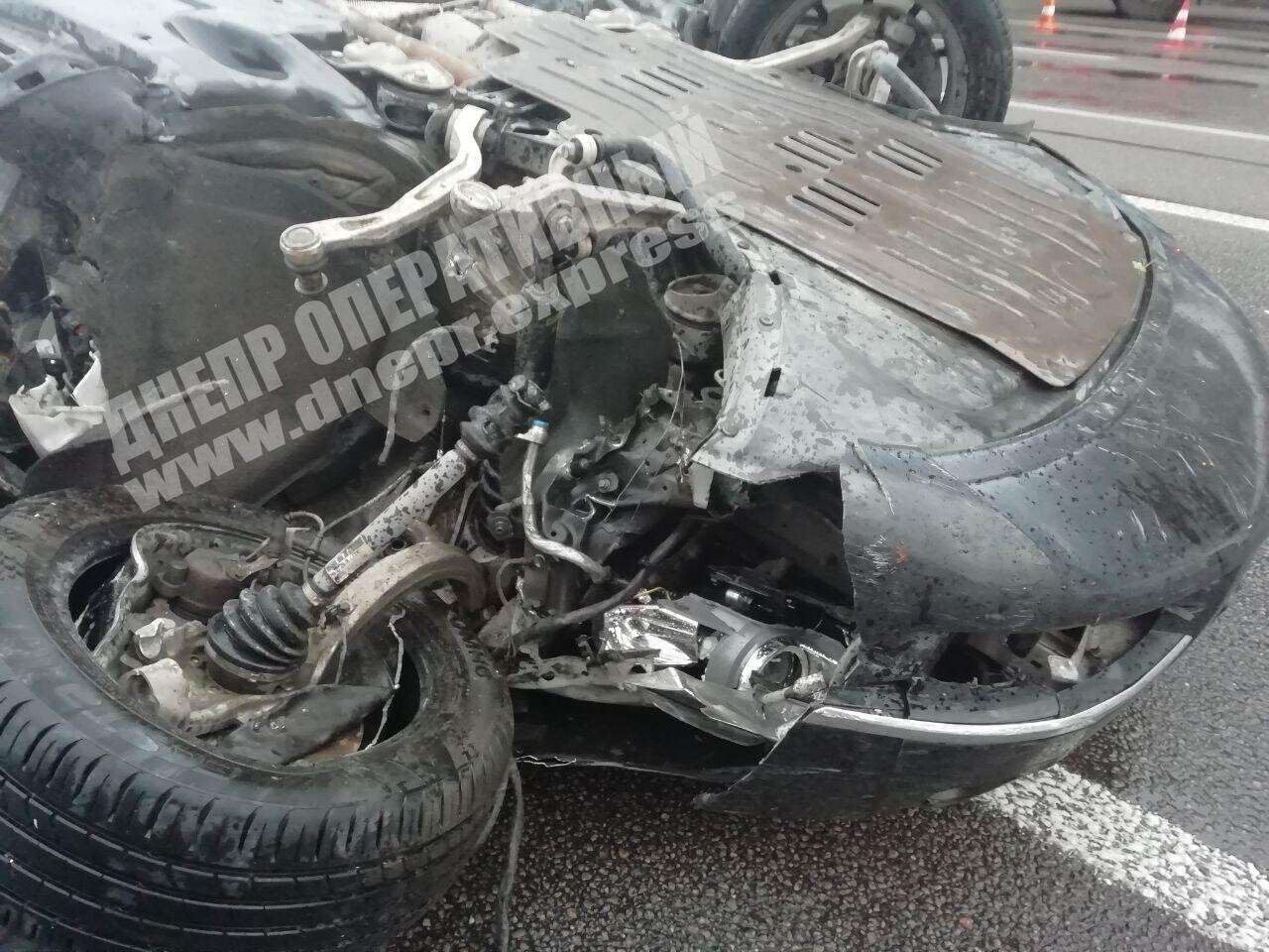 В Днепре пьяный водитель Audi влетел в Honda: от сильного удара легковушка перевернулась 