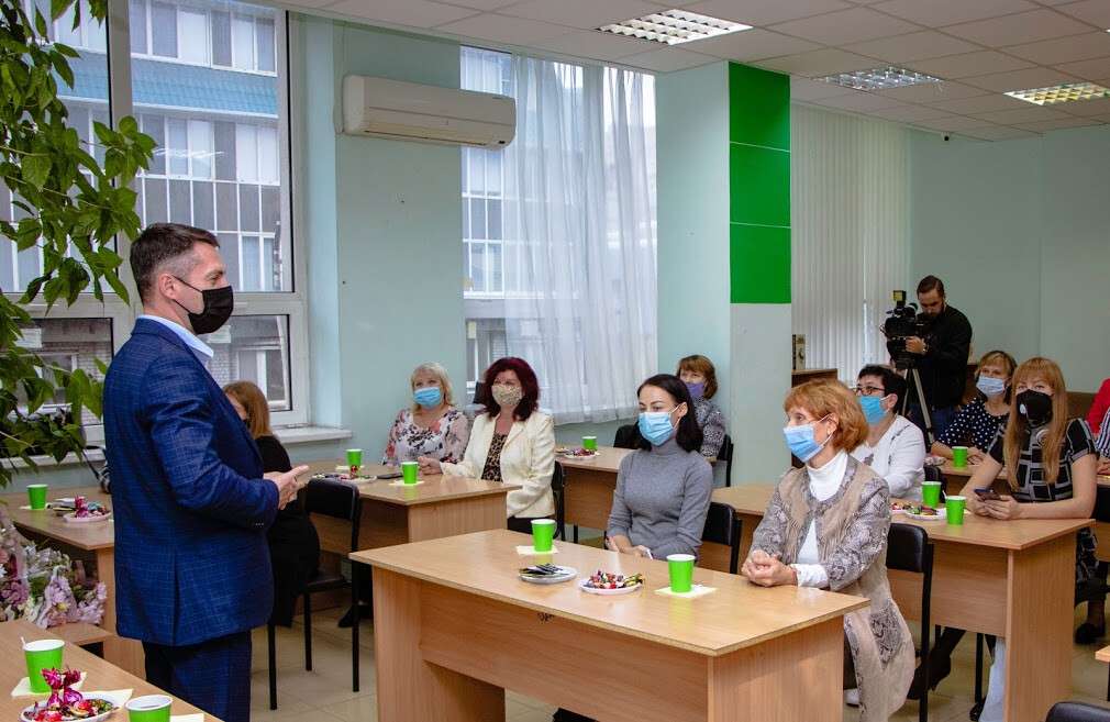 В Днепре к Всеукраинскому дню библиотек поздравили лучших специалистов этой отрасли
