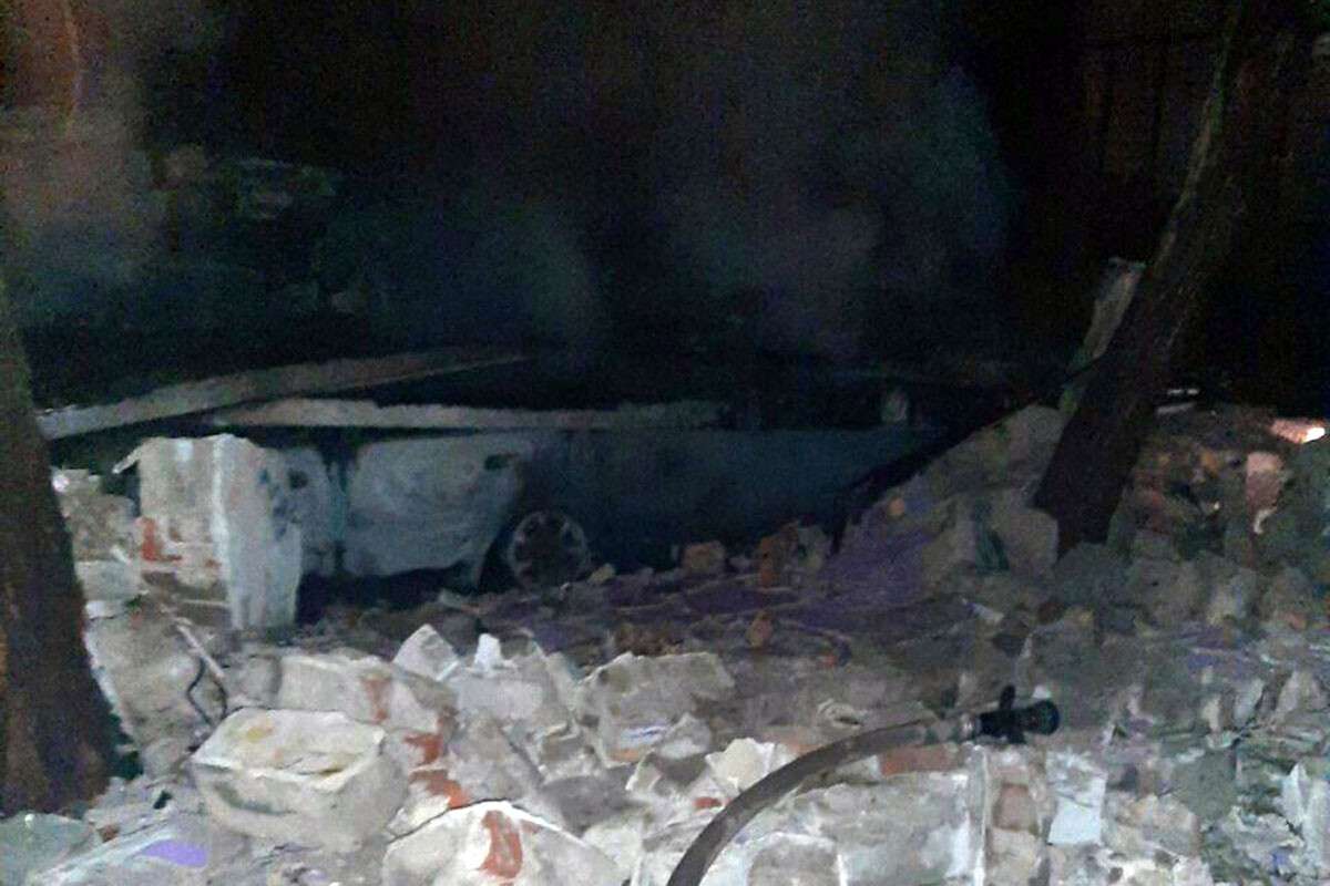 Под Днепром ночью сгорел дотла гараж вместе с легковушкой. Новости Днепра