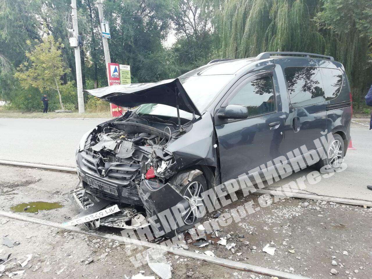 В Днепре на проспекте Богдана Хмельницкого сегодня, 1 октября, автомобиль Nissan Navara столкнулся с Renault Dokker и перевернулся. Появилось видео момента ДТП. Новости Днепра