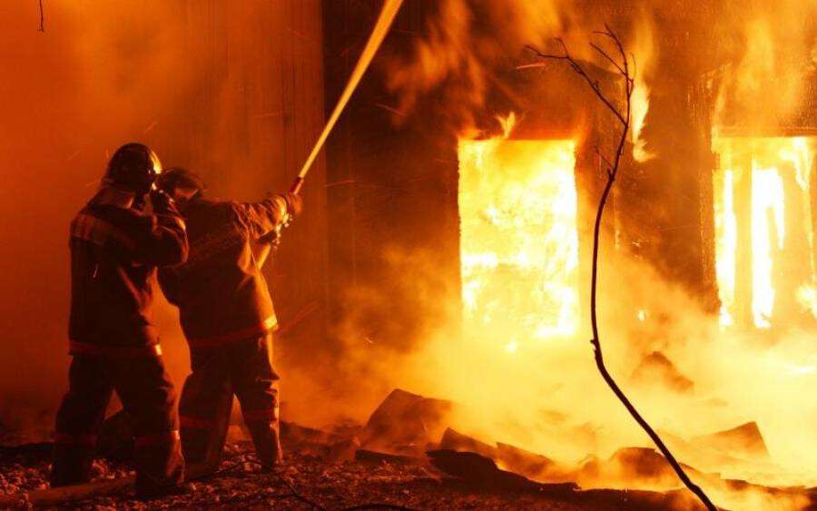В Днепропетровской области на территории частного дома горела хозпостройка.jpg