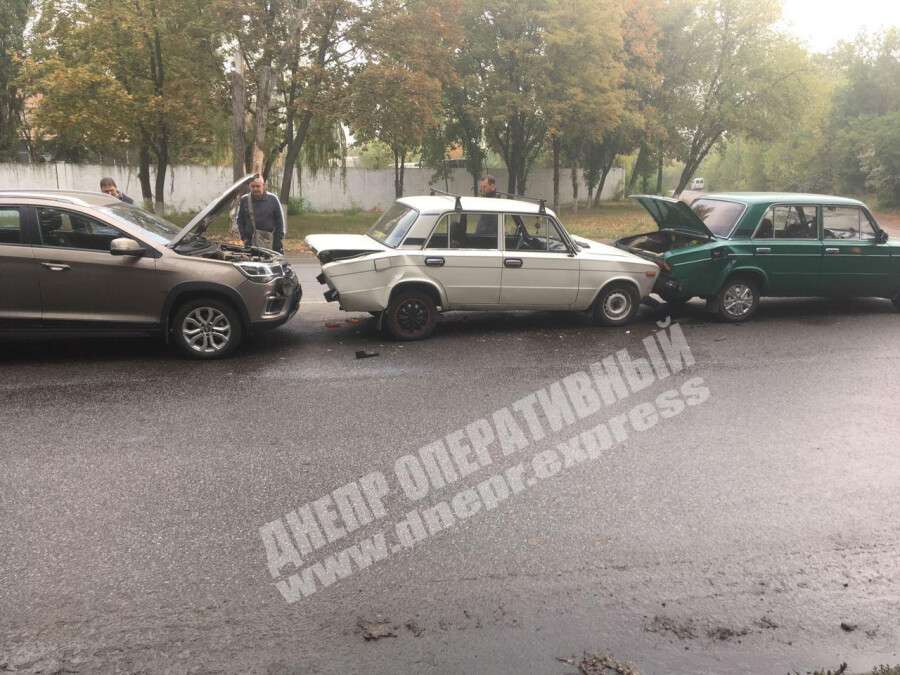В Днепре на проспекте Богдана Хмельницкого произошло тройное ДТП: пострадала женщина