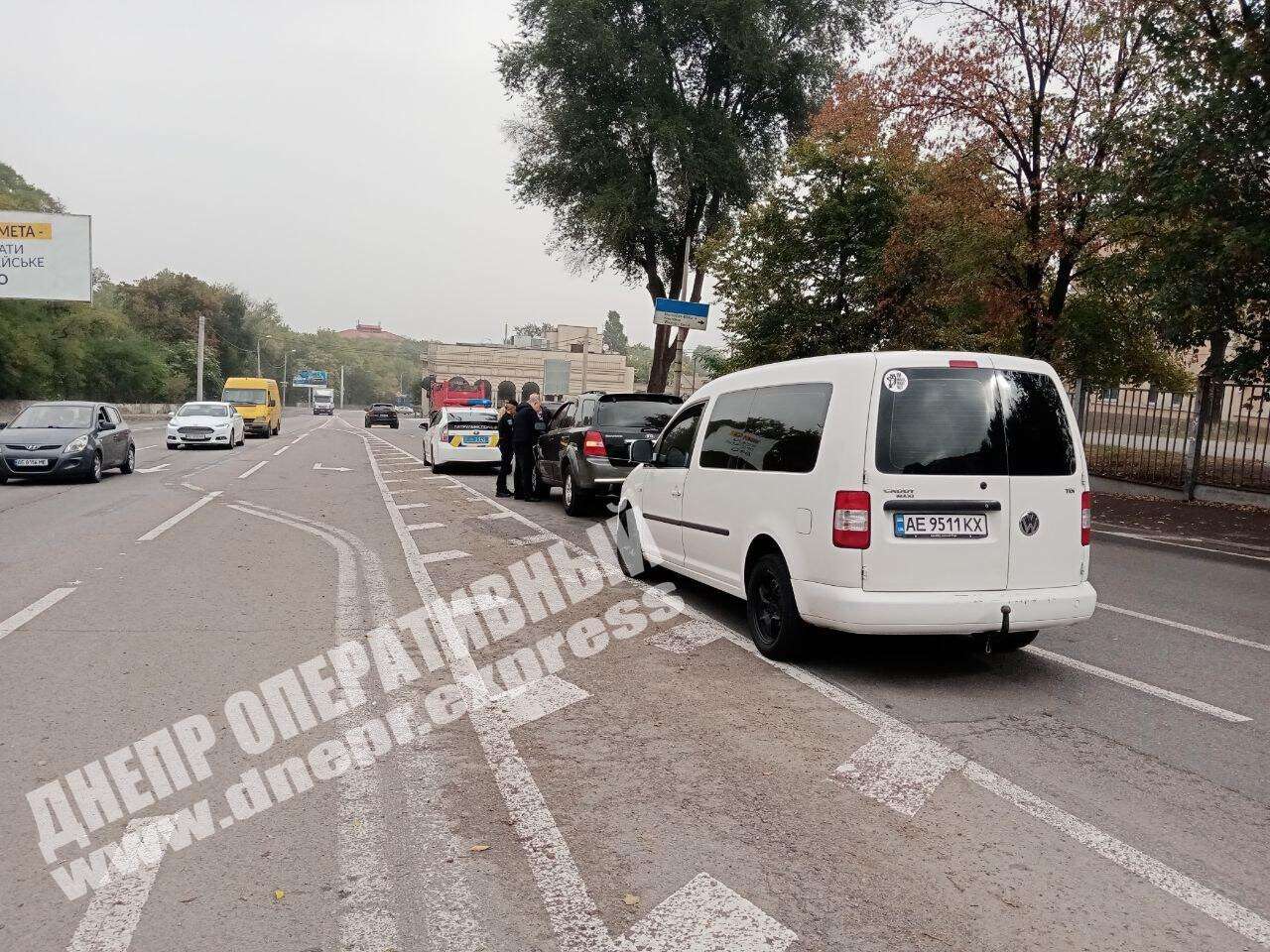 В Днепре на проспекте Ивана Мазепы столкнулись два автомобиля: Volkswagen и Kia. Новости Днепра