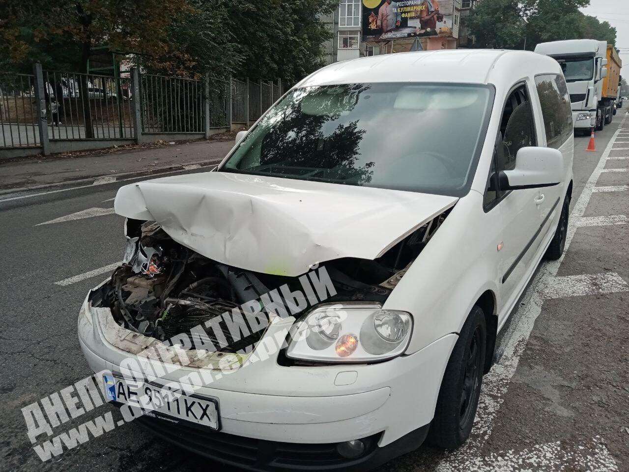 В Днепре на проспекте Ивана Мазепы столкнулись два автомобиля: Volkswagen и Kia. Новости Днепра