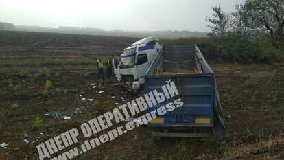 Под Днепром грузовой автомобиль вылетел в кювет.jpg