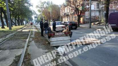 В Днепре Lanos на скорости перевернул прицеп автомобиля ВАЗ. Видео момента ДТП. Новости Днепра