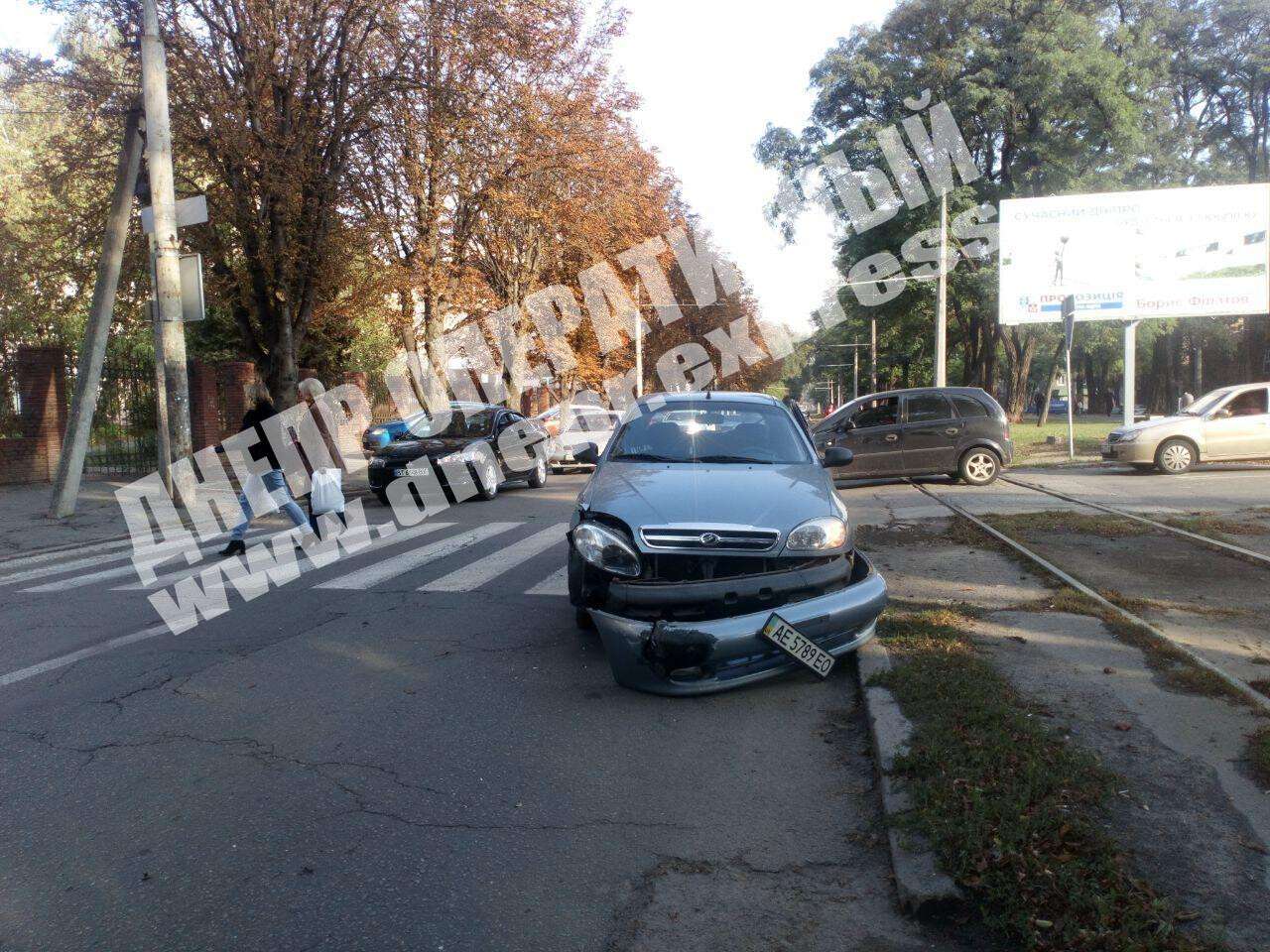 В Днепре на проспекте Пушкина сегодня, 2 октября, автомобиль ЗАЗ Lanos врезался в ВАЗ-2105 и перевернул его прицеп. Видео момента ДТП. Новости Днепра