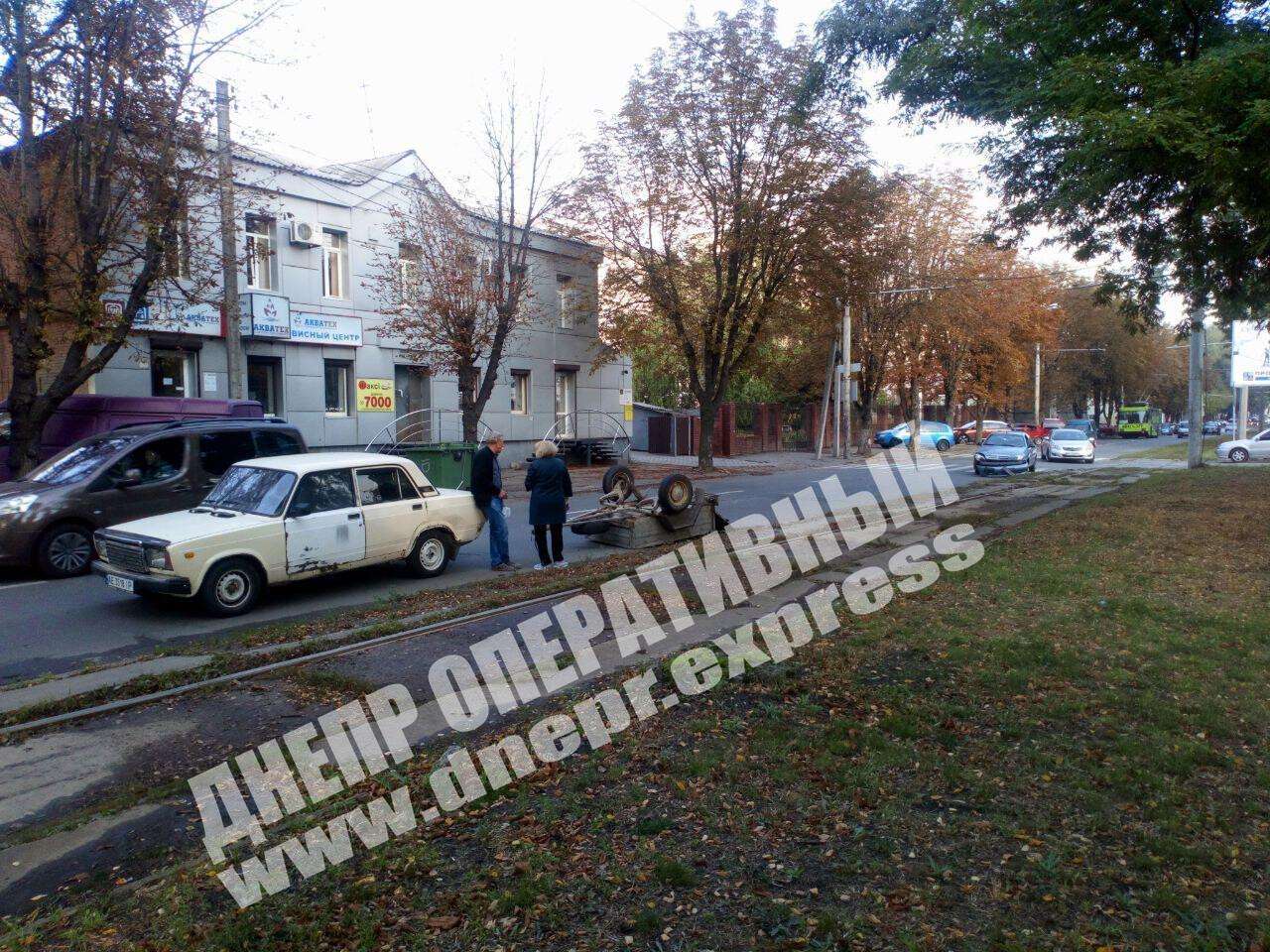 В Днепре на проспекте Пушкина сегодня, 2 октября, автомобиль ЗАЗ Lanos врезался в ВАЗ-2105 и перевернул его прицеп. Видео момента ДТП. Новости Днепра