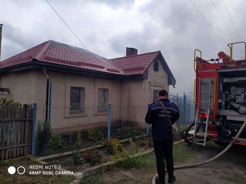 В Днепропетровской области пожар уничтожил крыши двух зданий и 30 солнечных батарей: подробности