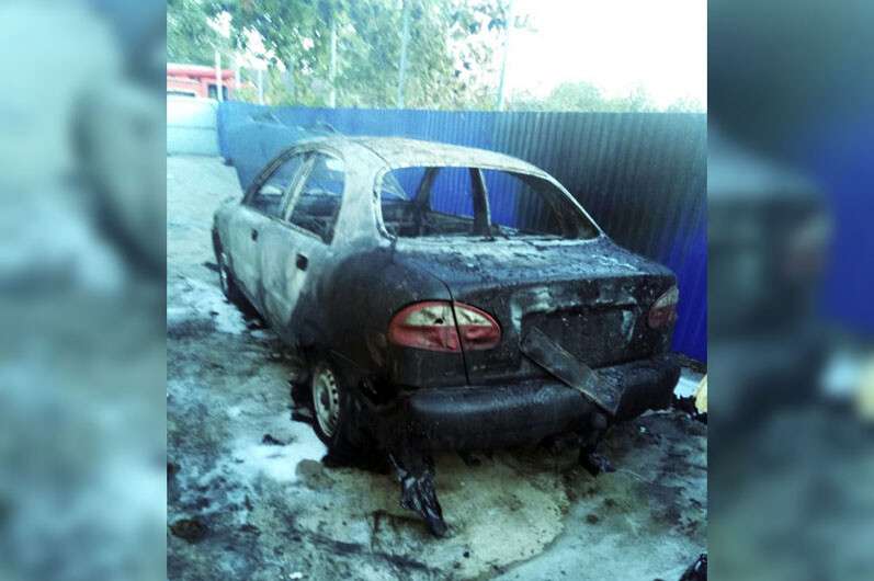 Под Днепром сгорел легковой автомобиль и часть жилого дома.jpg