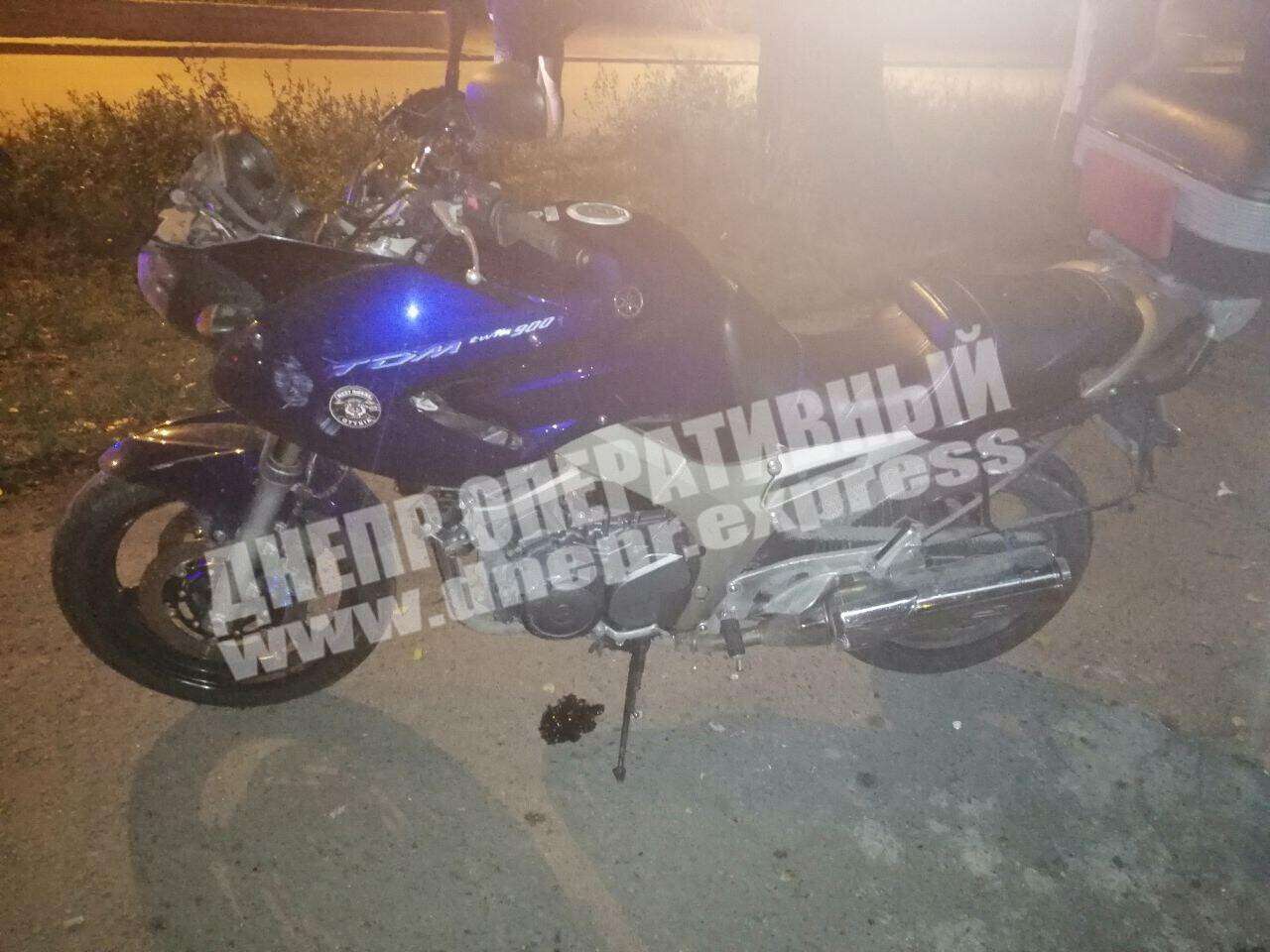 В Днепре мотоциклист снёс мусорный бак и травмировал подростка: подробности