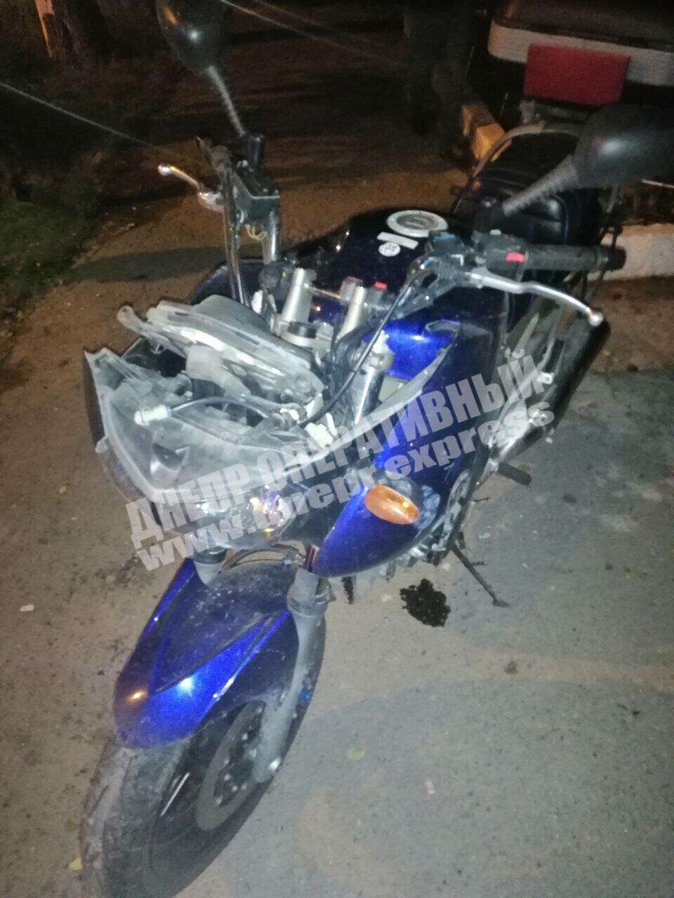 В Днепре мотоциклист снёс мусорный бак и травмировал подростка: подробности