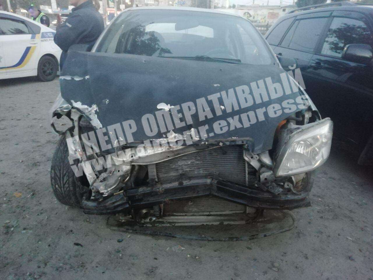 Не разминулись: в Днепре на Донецком шоссе столкнулись фура и Chevrolet