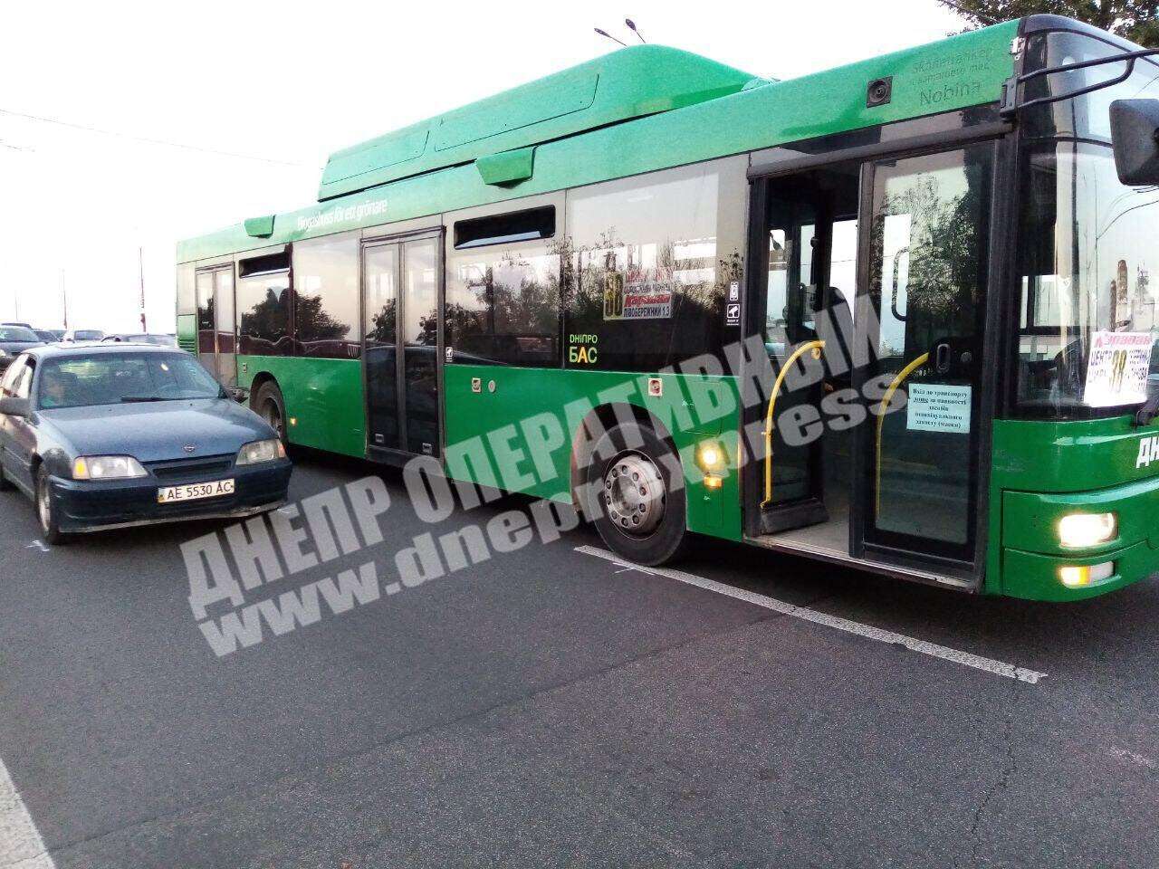 В Днепре автобус врезался в легковушку: фото 