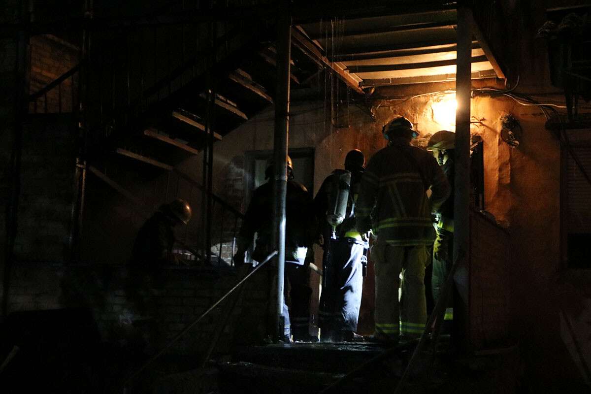 В Днепре загорелся многоквартирный дом: спасатели выносили детей на руках (фото, видео)