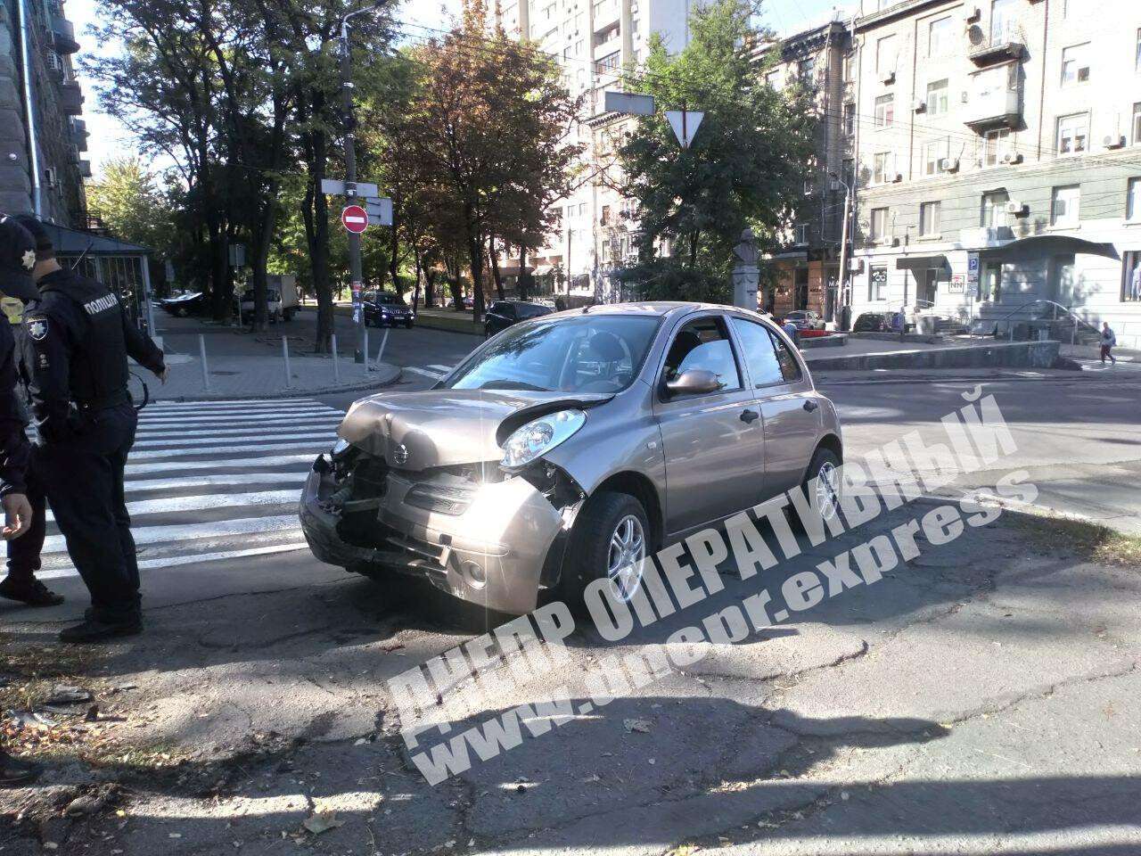 В Днепре на проспекте Дмитрия Яворницкого сегодня, 5 октября, женщина за рулем автомобиля Nissan врезалась в столб. Появилось видео момента ДТП. Новости Днепра.