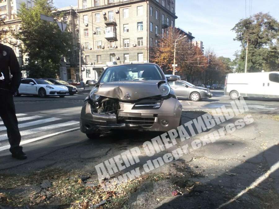 В Днепре на Дмитрия Яворницкого женщина за рулем Nissan влетела в столб. Видео момента ДТП. Новости Днепра