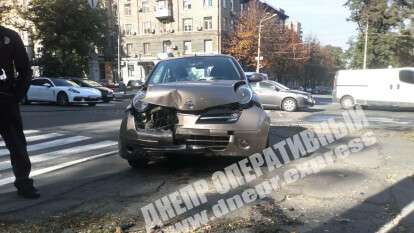 В Днепре на Дмитрия Яворницкого женщина за рулем Nissan влетела в столб. Видео момента ДТП. Новости Днепра