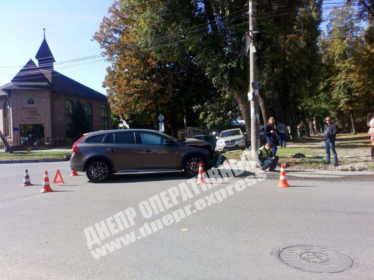 В Днепре на пересечении улиц Надежды Алексеенко и Владимира Антоновича сегодня, 5 октября, столкнулись два внедорожника: Volvo и BMW. Новости Днепра