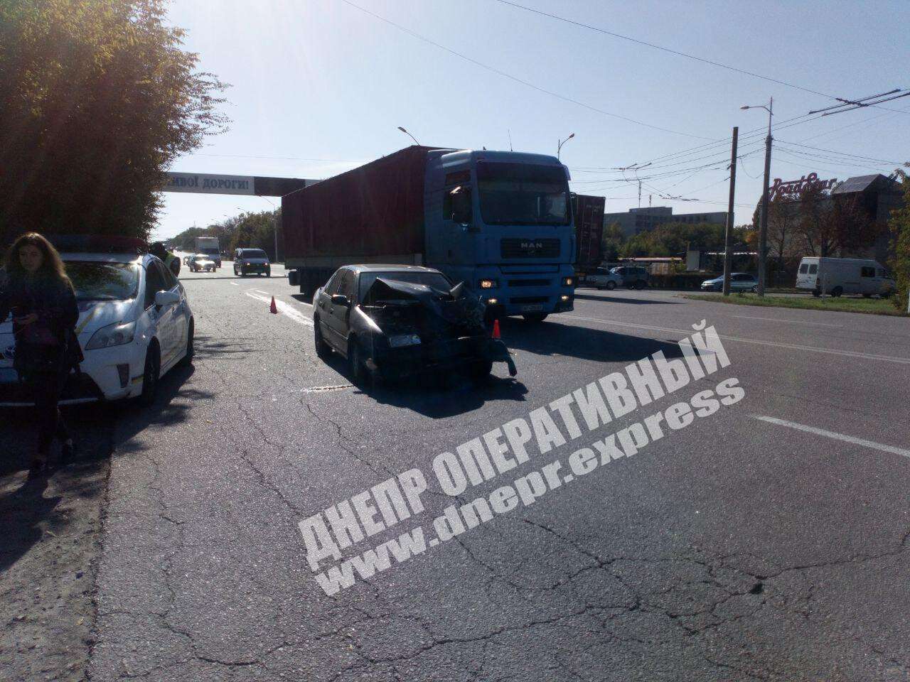 В Днепре на Запорожском шоссе сегодня, 5 октября, автомобиль Nissan врезался в Renault. Появилось видео момента ДТП. Новости Днепра