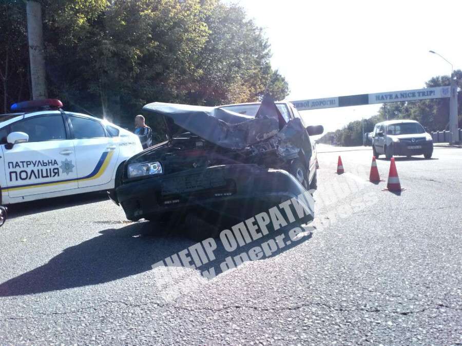 В Днепре на Запорожском шоссе Nissan влетел в Renault: девушку госпитализировали. Видео момента ДТП. Новости Днепра