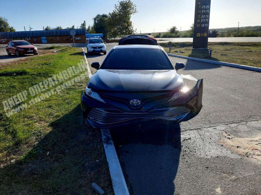 В Днепровском районе автокран спровоцировал ДТП с Toyota: пострадал водитель