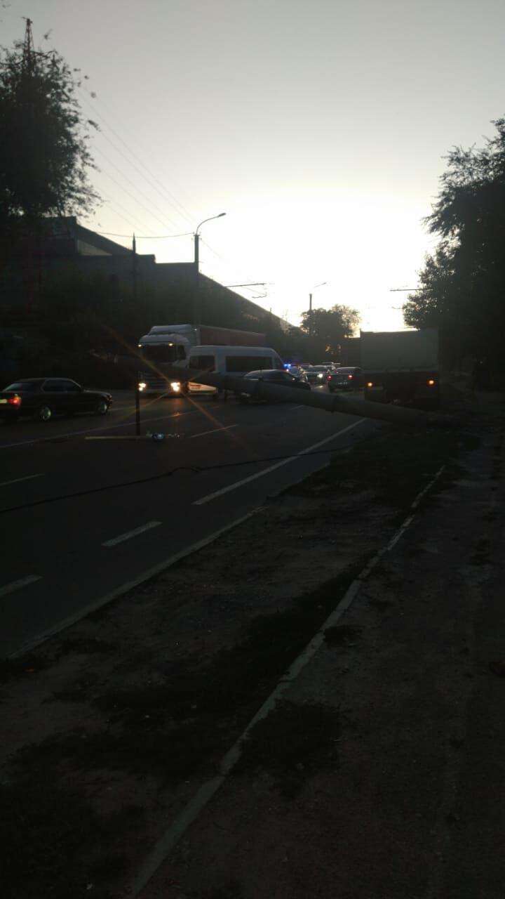 В Днепре на улице Гальченко грузовик на скорости снес электроопору. Новости Днепра