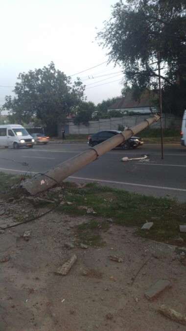 В Днепре на улице Гальченко грузовик на скорости снес электроопору.jpg