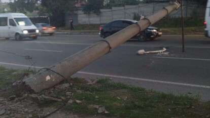 В Днепре на улице Гальченко грузовик на скорости снес электроопору.jpg