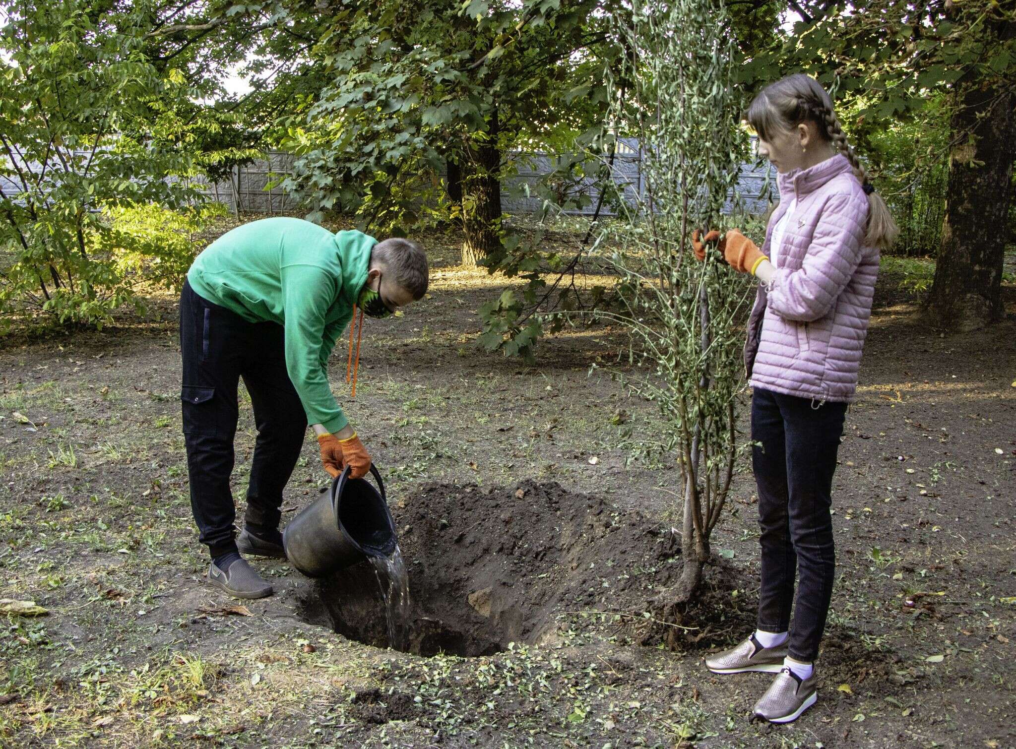 Днепр цветущий: воспитанники кружка «Юные экологи» показали, как высаживать плодовые деревья (фото)