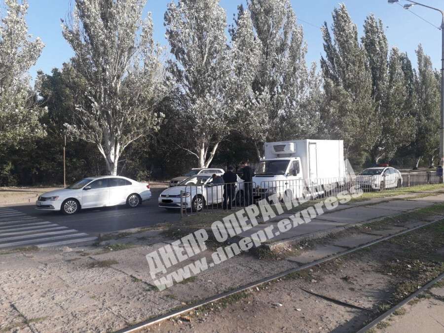 В Днепре на Донецком шоссе грузовик столкнулся с легковушкой. Фото. Новости Днепра