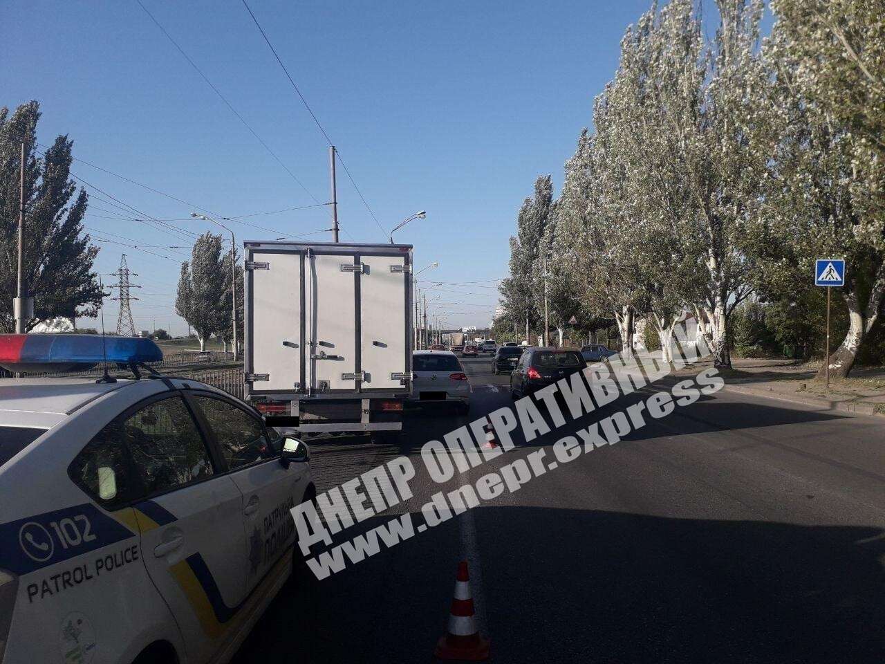 В Днепре на Донецком шоссе сегодня, 6 октября, произошло ДТП с участием грузового автомобиля Mercedes и легковой машины Volkswagen. Новости Днепра