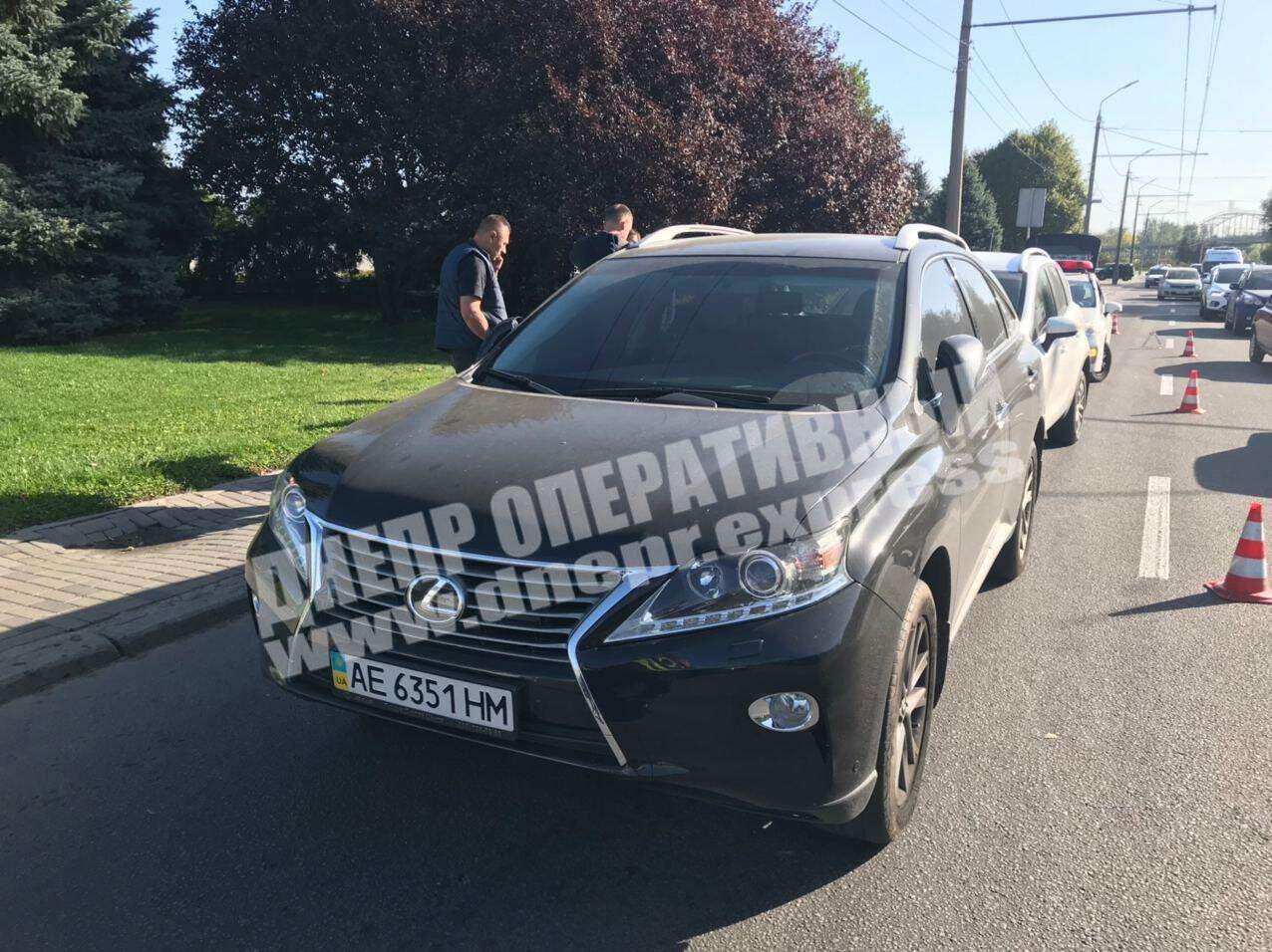 В Днепре на Сичеславской Набережной Ford врезался в Lexus: фото