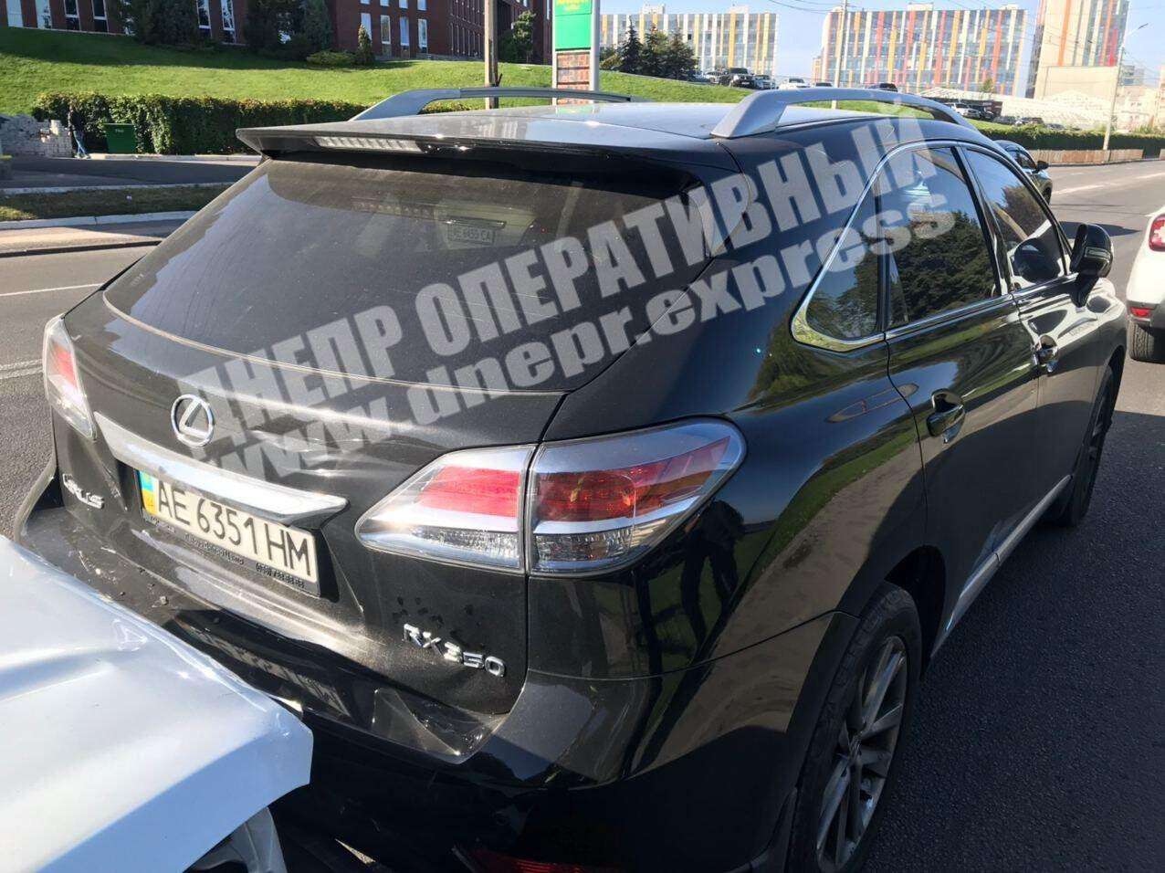В Днепре на Сичеславской Набережной Ford врезался в Lexus: фото