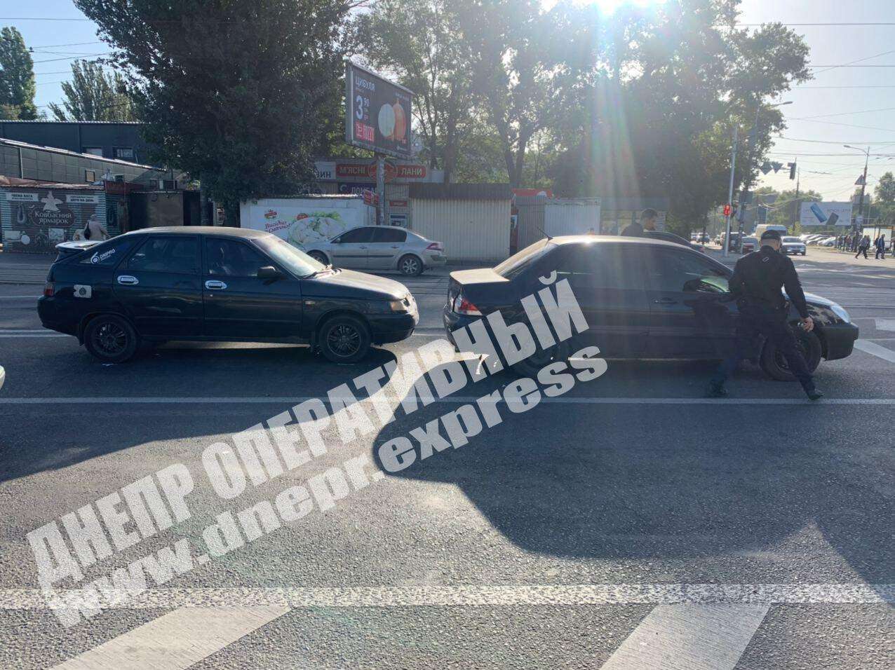 В Днепре на улице Каруны сегодня, 6 октября, произошло ДТП с участием двух легковушек: Lada и Mitsubishi. Новости Днепра