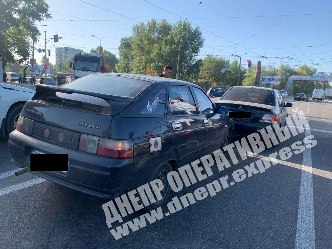 В Днепре на улице Каруны сегодня, 6 октября, произошло ДТП с участием двух легковушек: Lada и Mitsubishi. Новости Днепра
