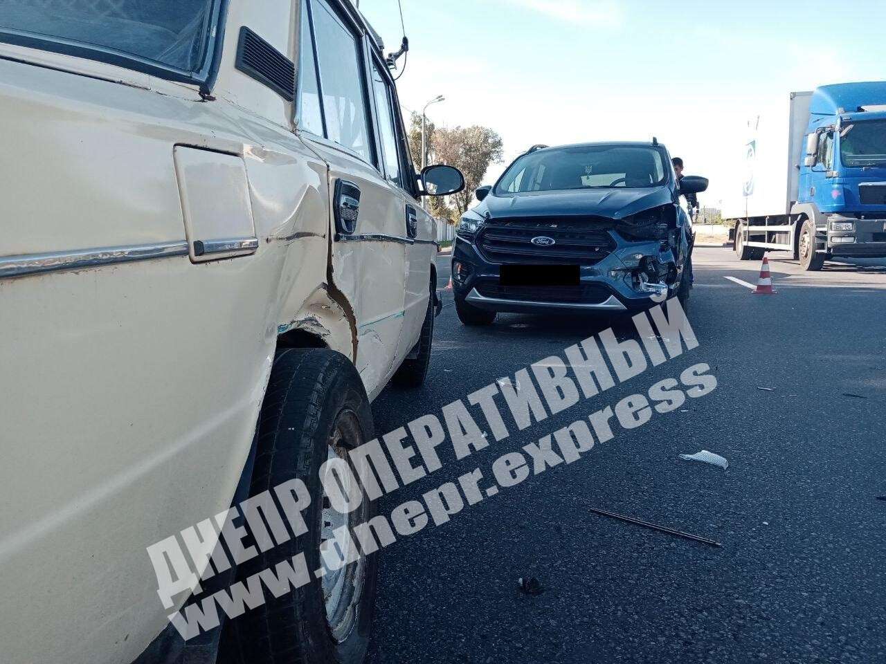 В Днепре на Набережной Победы сегодня, 6 октября, около 13:20 автомобиль ВАЗ столкнулся с Ford. Видео момента ДТП. Новости Днепра