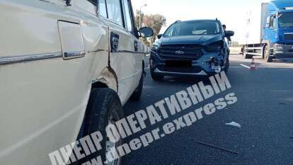 В Днепре на Набережной Победы ВАЗ влетел в Ford. Видео момента ДТП. Новости Днепра