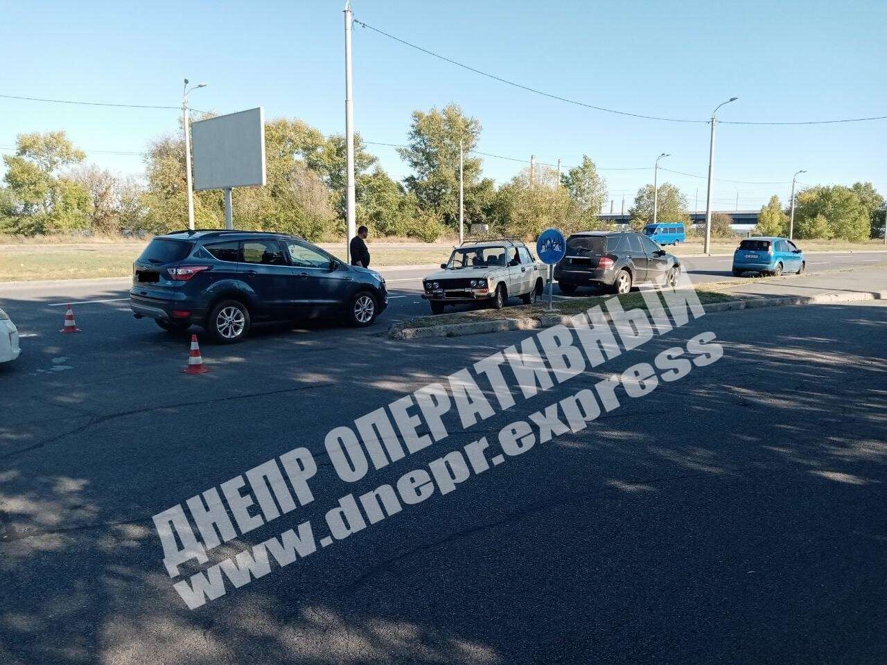 В Днепре на Набережной Победы сегодня, 6 октября, около 13:20 автомобиль ВАЗ столкнулся с Ford. Видео момента ДТП. Новости Днепра