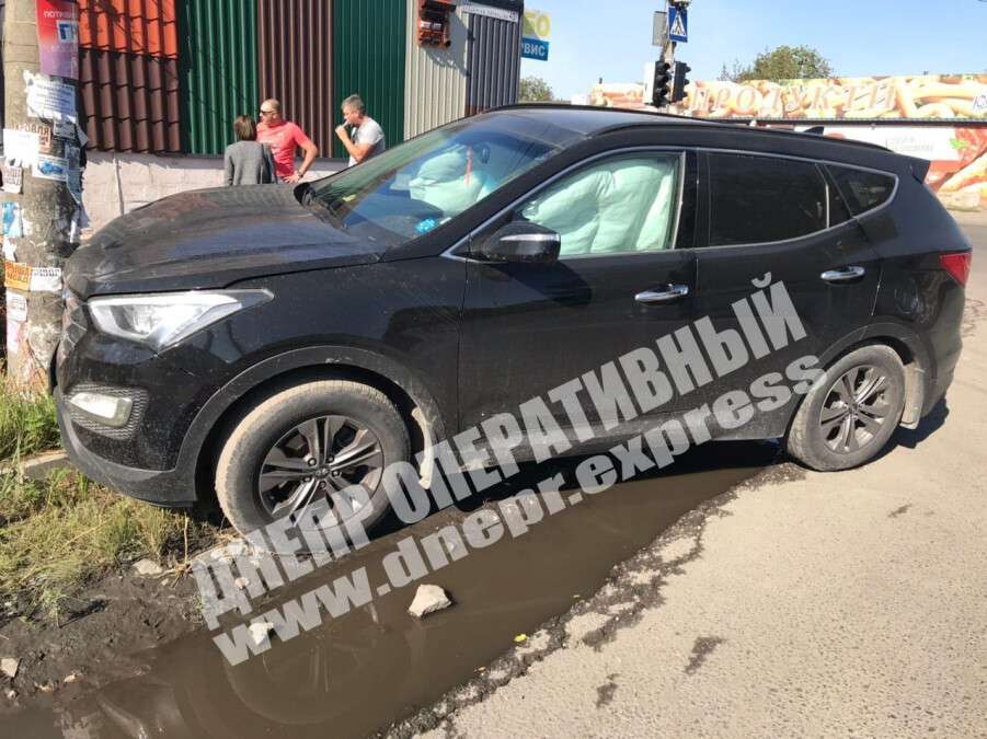 В Днепре водитель Hyundai хотел избежать ДТП и врезался в электроопору. Видео момента аварии. Новости Днепра