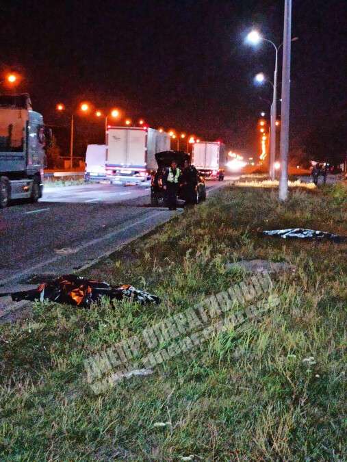 Недалеко от Днепра микроавтобус Ford сбил насмерть двух пешеходов