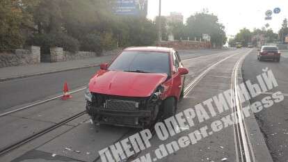 В Днепре на Чернышевского Hyundai врезался в микроавтобус: мужчину забрала скорая. Видео момента ДТП. Новости Днепра