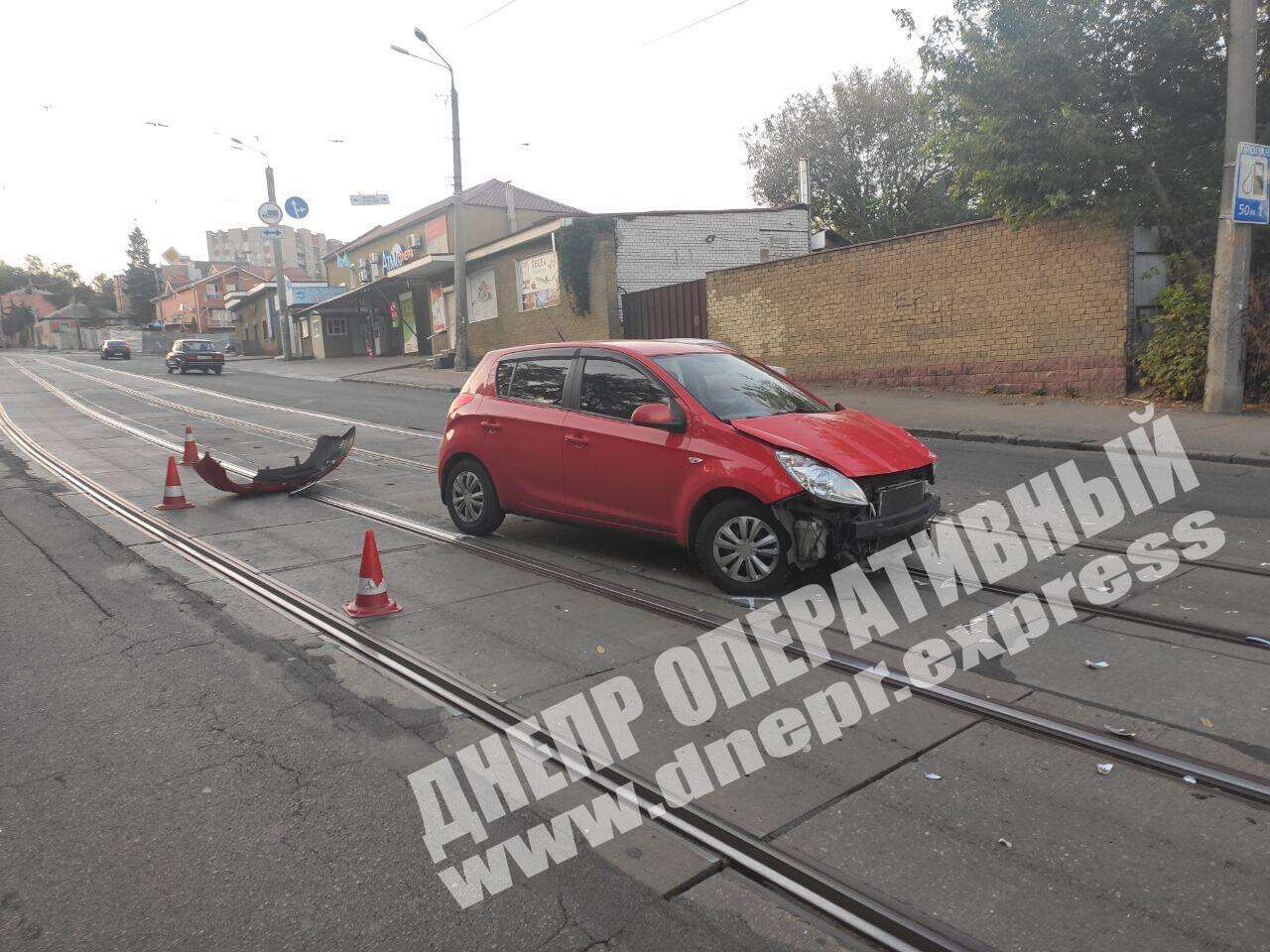 В Днепре на улице Чернышевского сегодня, 7 октября, легковой автомобиль Hyundai столкнулся с микроавтобусом Mercedes. Появилось видео момента ДТП. Новости Днепра