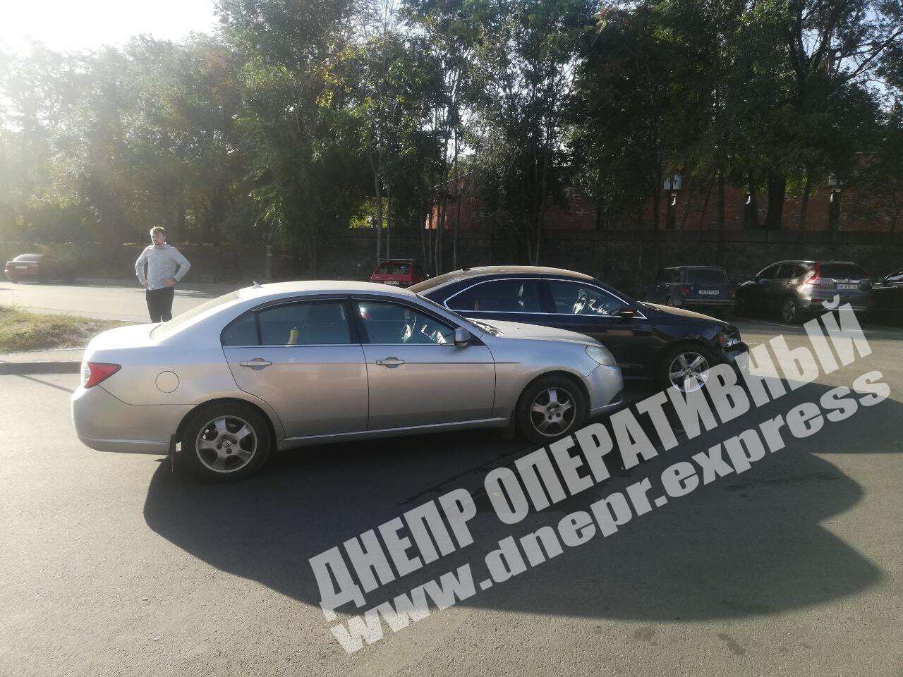 В Днепре на улице Курчатова сегодня, 7 октября, произошло ДТП с участием двух иномарок: Chevrolet Epica и Volkswagen Passat. Новости Днепра