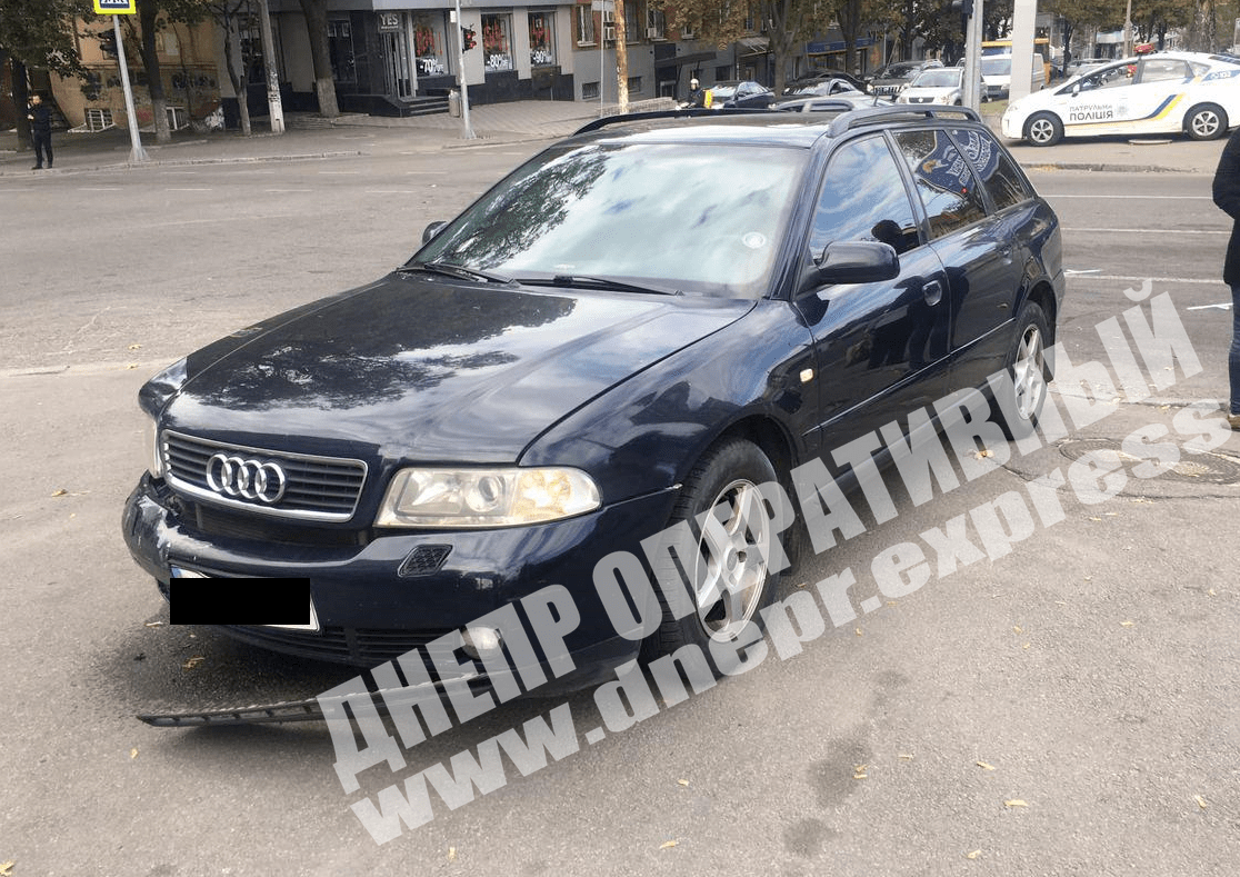В Днепре на перекрестке проспекта Александра Поля и улицы Ульянова сегодня, 7 октября, автомобиль Audi врезался Opel. Новости Днепра