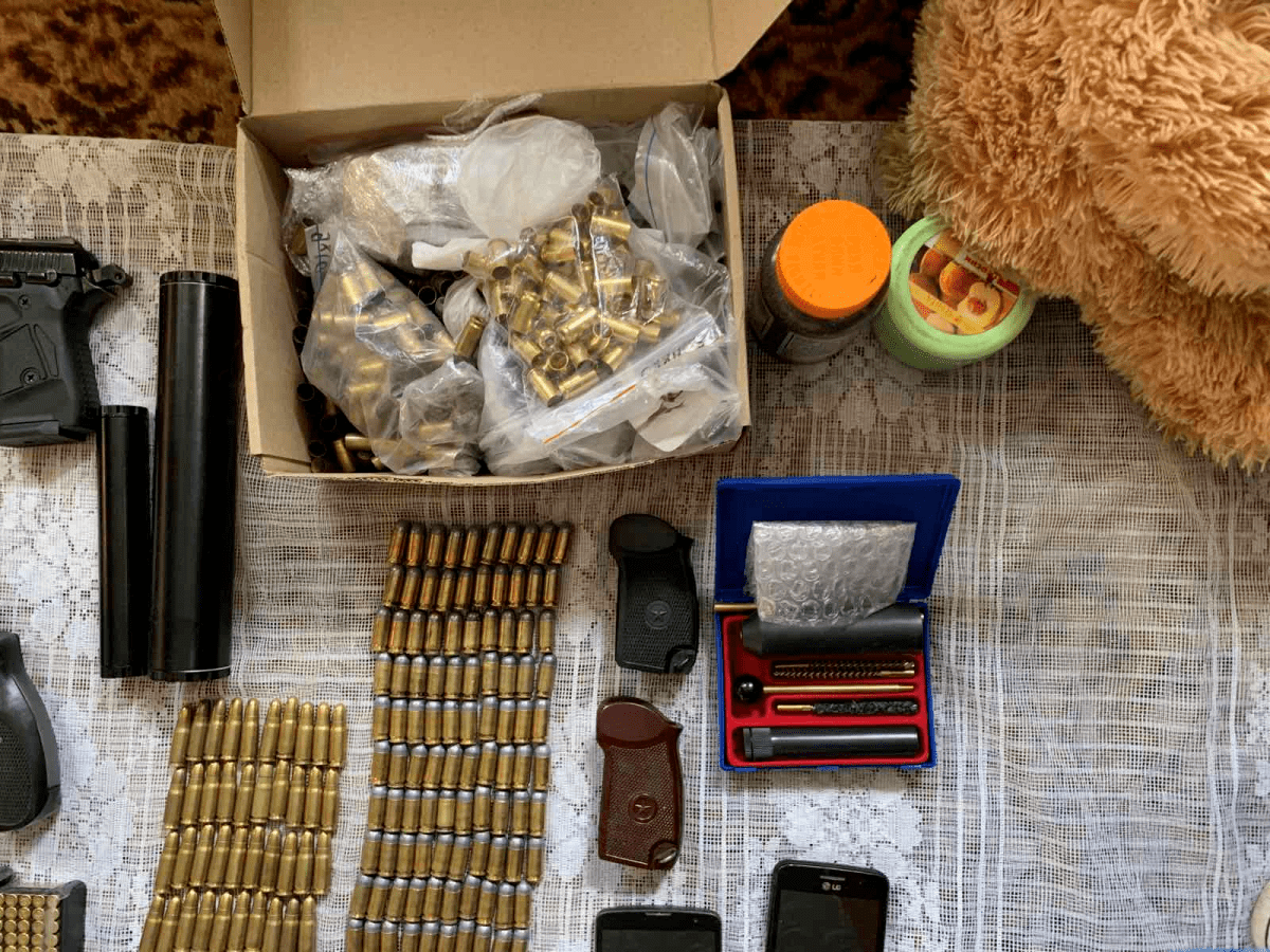 Под Днепром мужчина купил через Интернет целый арсенал оружия
