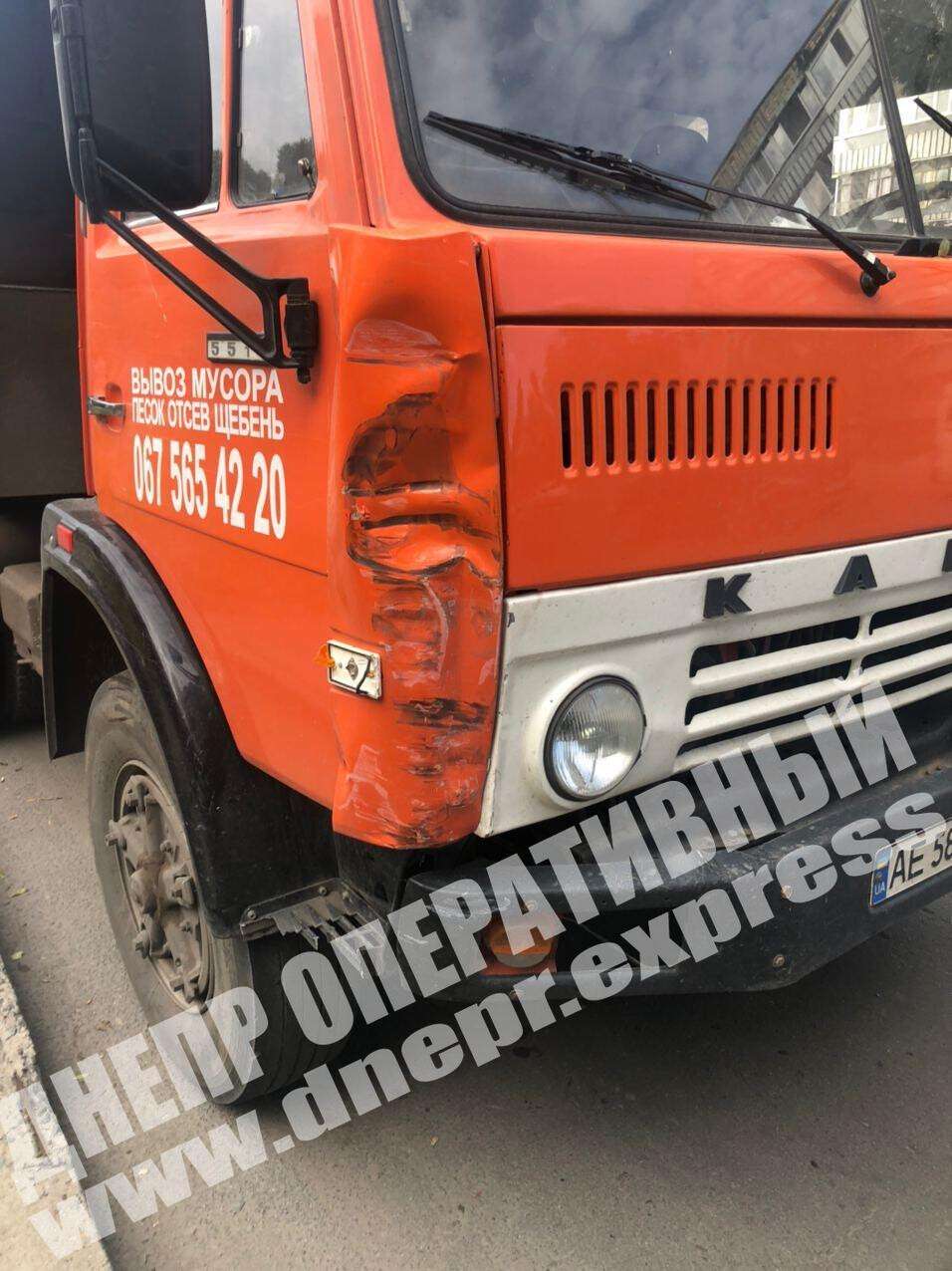 В Днепре на проспекте Героев сегодня, 7 октября, грузовой автомобиль «КАМАЗ» врезался в Fiat. Видео момента ДТП. Новости Днепра
