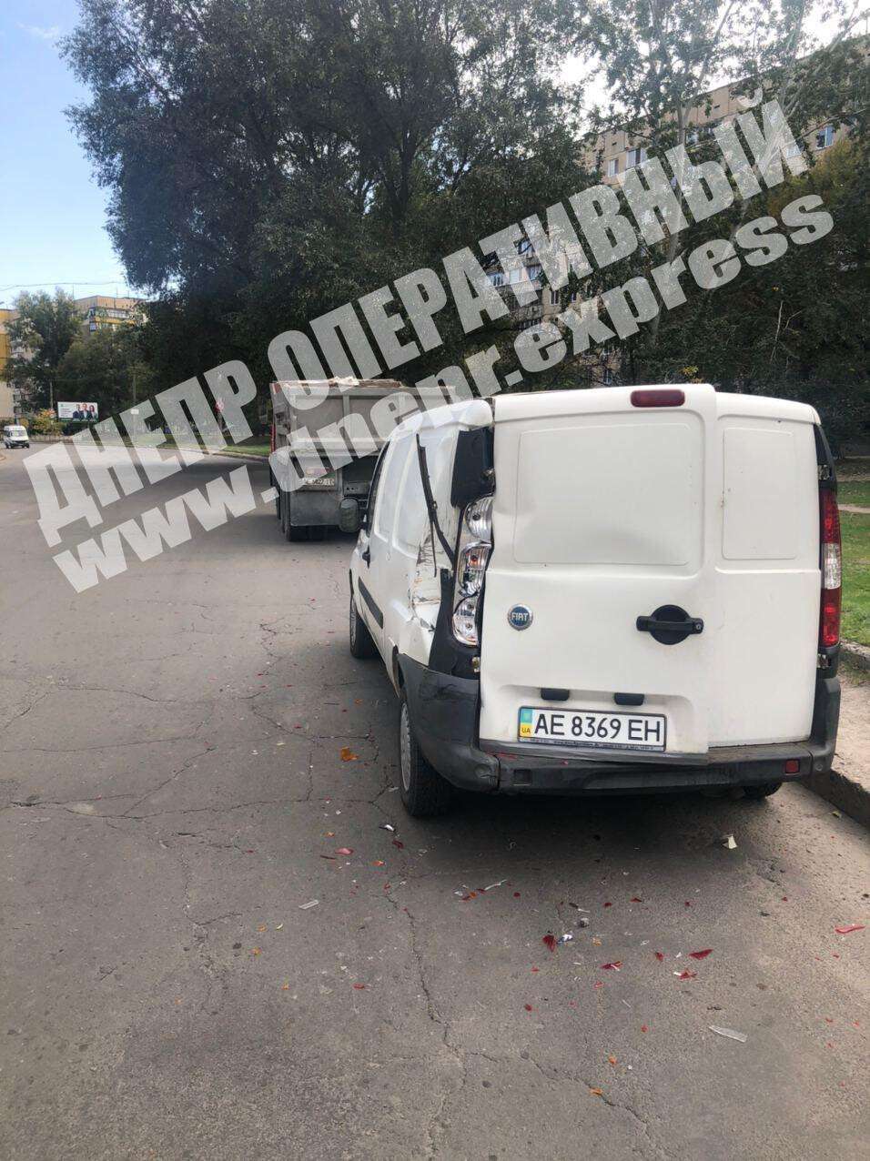 В Днепре на проспекте Героев сегодня, 7 октября, грузовой автомобиль «КАМАЗ» врезался в Fiat. Видео момента ДТП. Новости Днепра