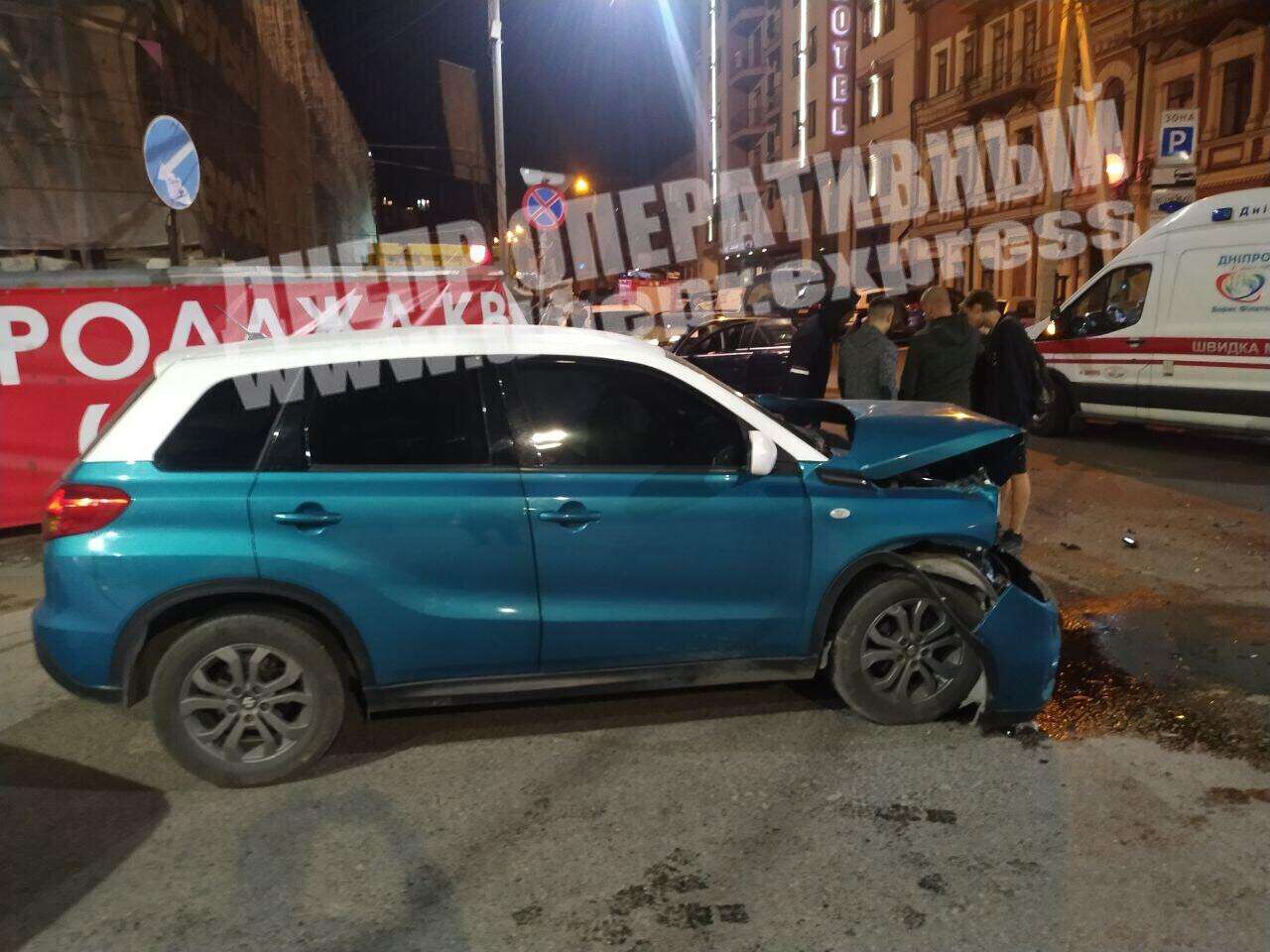 В Днепре на перекрестке улиц Старокозацкая и Троицкая сегодня, 8 октября, произошло ДТП с участием двух легковушек: Suzuki и Audi. Новости Днепра